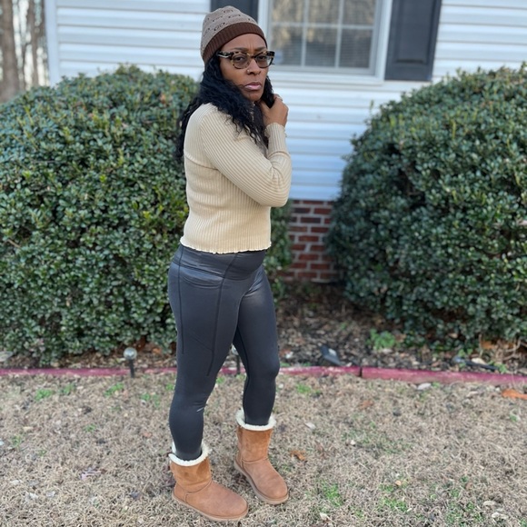 Meet your Posher, Raven - Picture 2 of 4